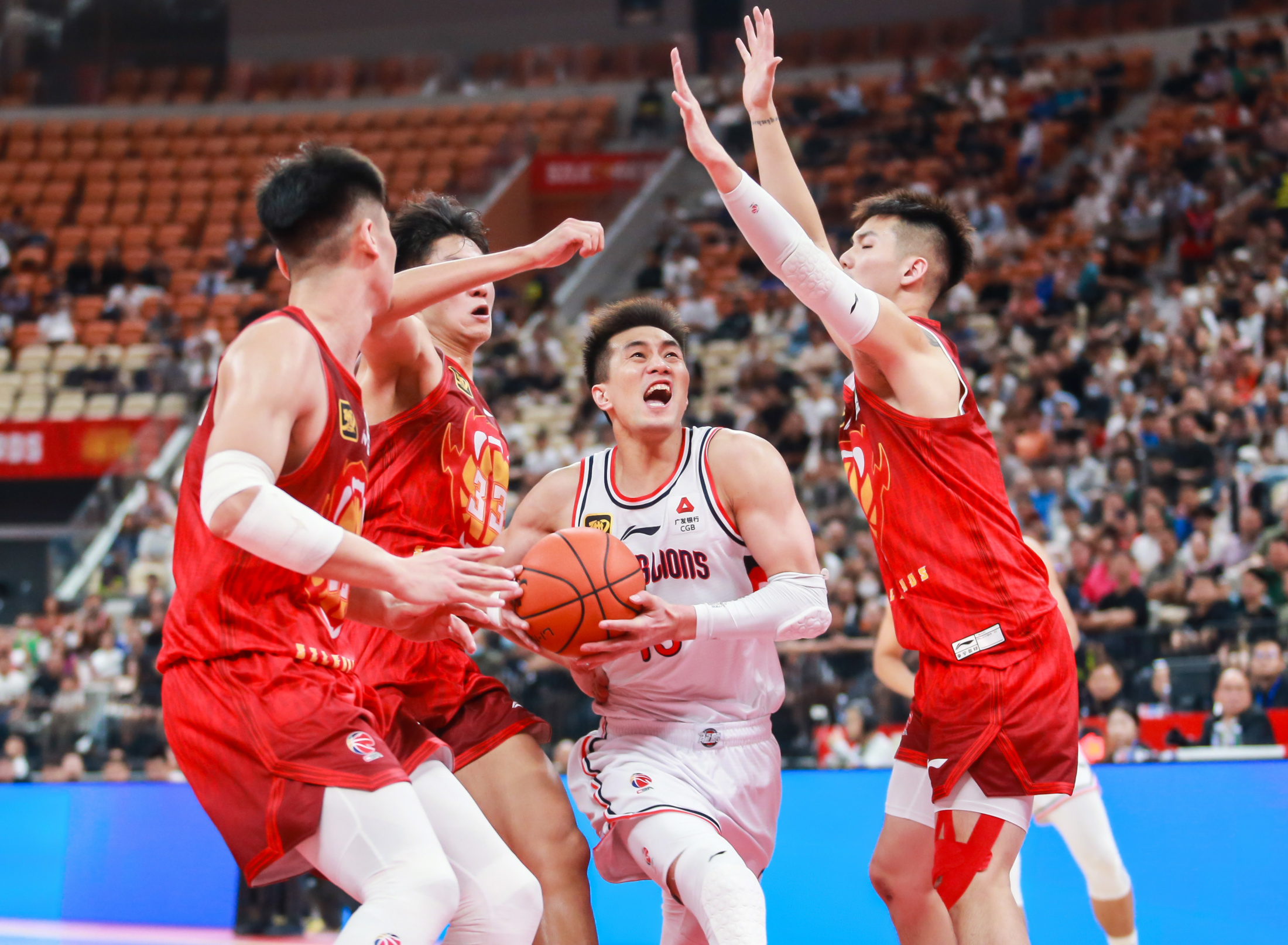 广州队迎英超关键赛；集结日刷新队史纪录；悬念犹存；资深球员宣示担当的简单介绍